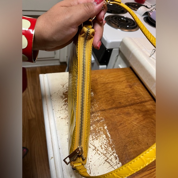 Forever 21 Yellow Croc-Embossed Women's Bag NWOT - Picture 4 of 11